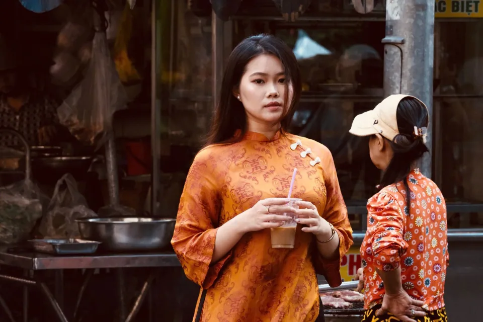 Khách ngồi trong quán